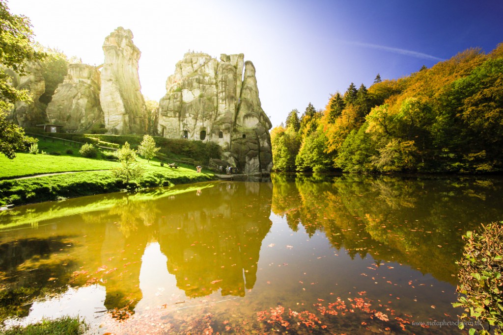 In goldenes Licht getaucht und vom Herbst eingefärbt - die Externsteine