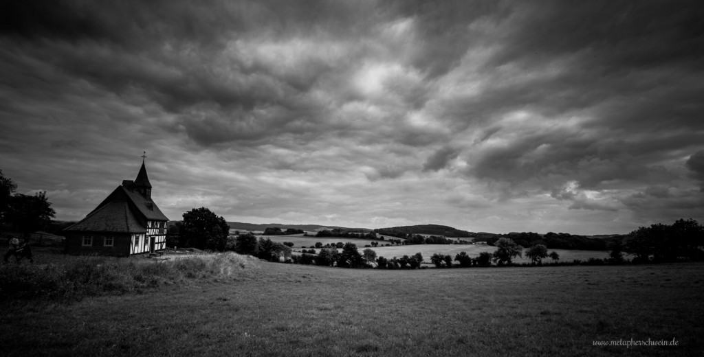 Das Freilichtmuseum in Detmold, Landschaft mit Kapelle - Fotograf metapherschwein.de
