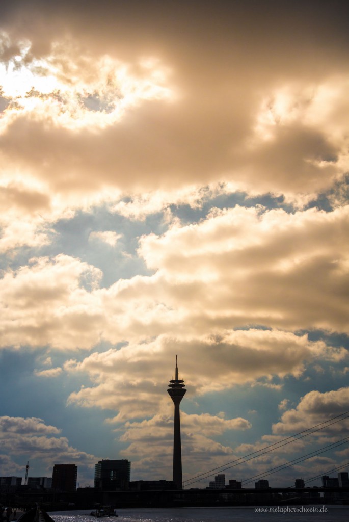 Der Düsseldorfer Rheinturm in seiner vollen Pracht