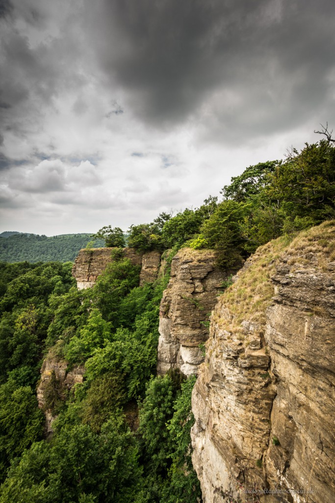 Den besonderen Anziehungspunkt am Hohenstein bildet die 40 m hohe Kalksteinwand mit den prägnanten Felskanzeln "Hirschsprung", "Teufelskanzel" und "Grüner Altar".