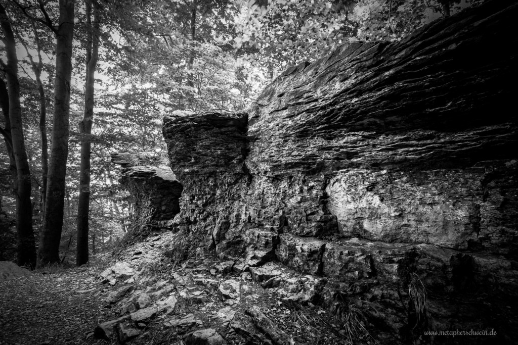 Felsformation in der Nähe der Teufelskanzel, einem weiteren Aussichtspunkt über das Weserbergland