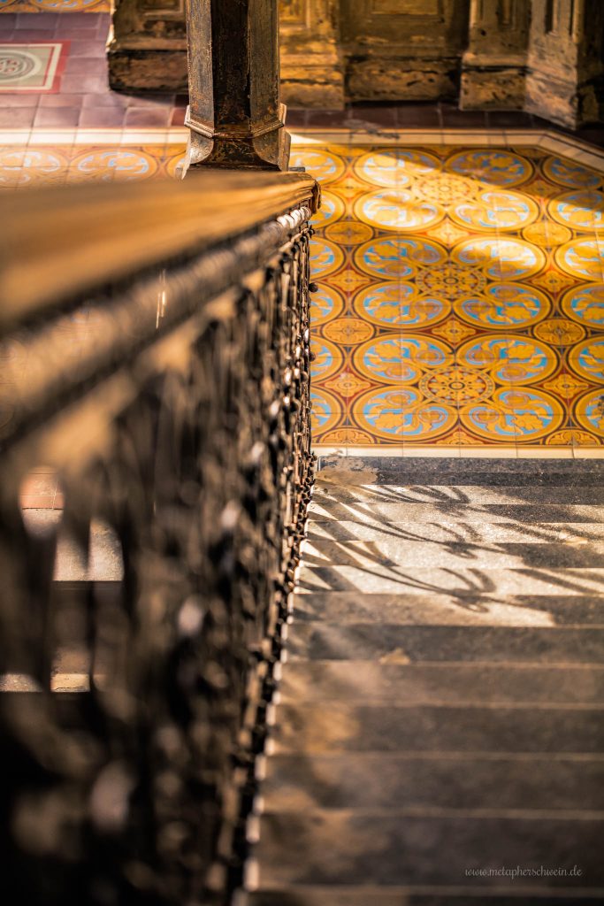 Ein Spiel von Licht und Schatten im Treppenhaus der Cumberlandschen Galerie Hannover