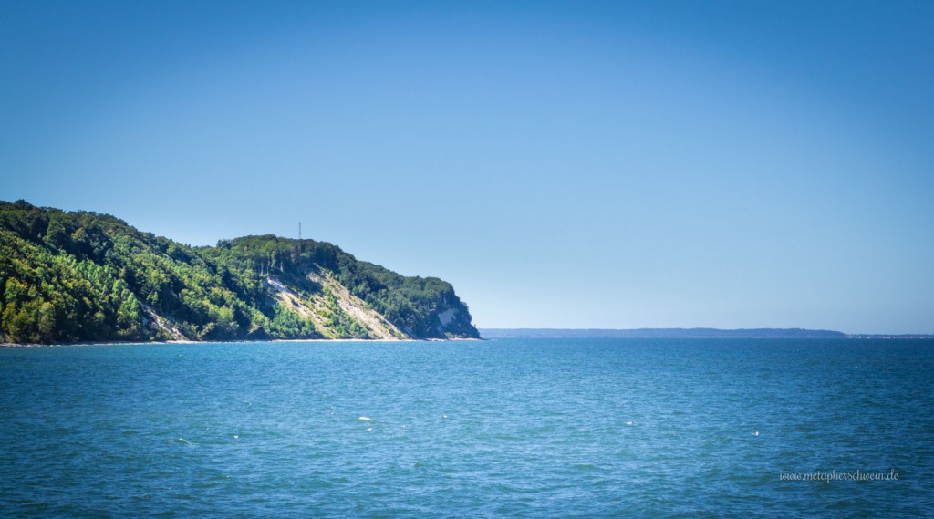 Blick auf den Buchenwald zwischen Sellin und Binz, im Hintergrund Sassnitz | Fotografiert von www.metapherschwein.de