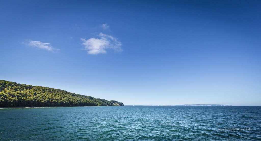 Blick auf den Wald zwischen Sellin und Binz, im Hintergrund der Sassnitzer Hafen | Fotografiert von www.metapherschwein.de