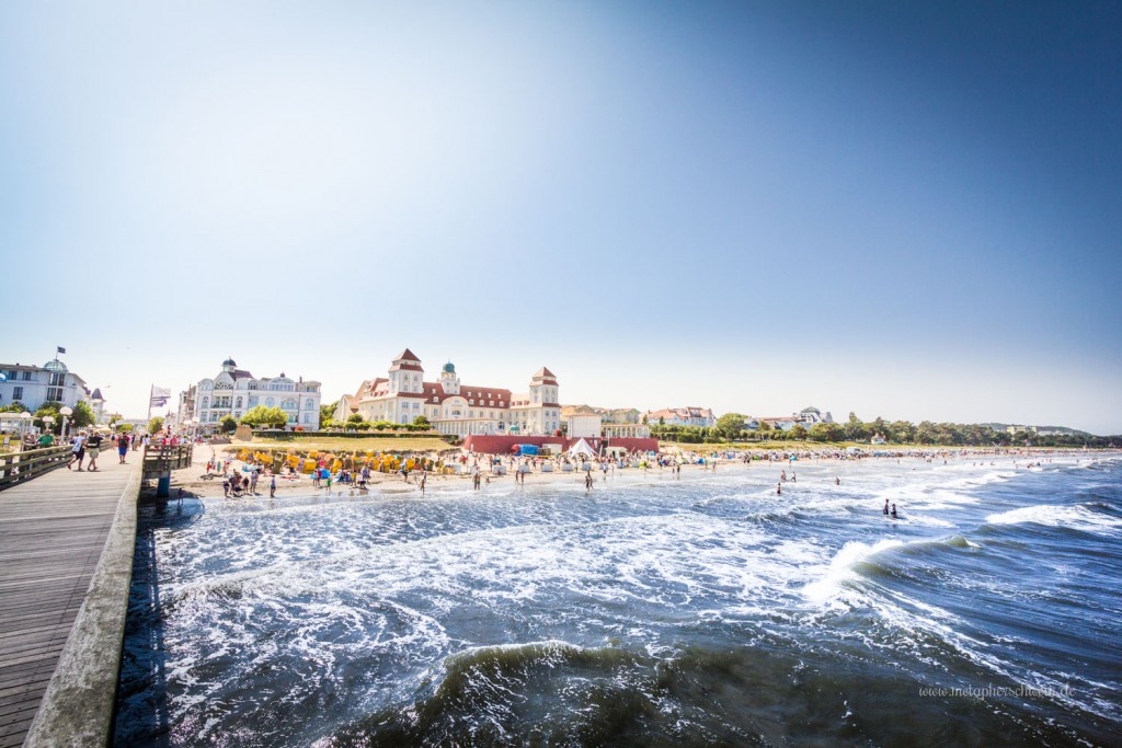 Blick von der Seebrücke auf die Strandpromenade von Binz | Fotografiert von www.metapherschwein.de